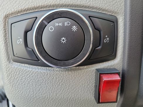 Used 2022 Ford E-350 and Econoline 350 Super Duty image 12