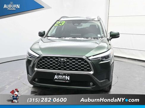 Used 2023 Toyota Corolla Cross XLE image 3