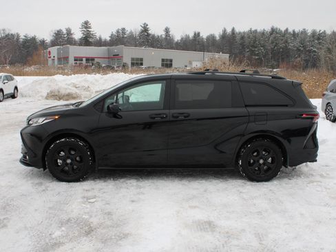 Used 2025 Toyota Sienna XLE Woodland Edition image 5