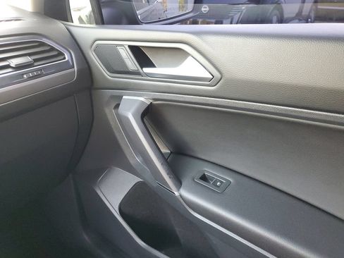 Used 2020 Volkswagen Tiguan SE FWD image 34
