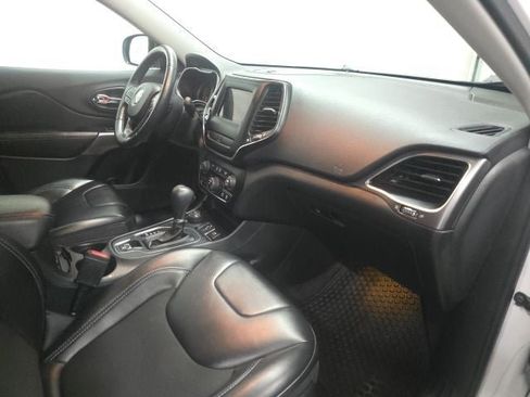 Used 2019 Jeep Cherokee Latitude Plus w/ Cold Weather Group AWD/4WD image 4