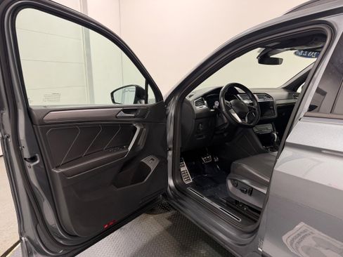 Used 2022 Volkswagen Tiguan SE R-Line image 3