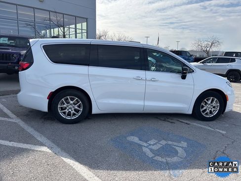 Used 2025 Chrysler Pacifica Select image 36