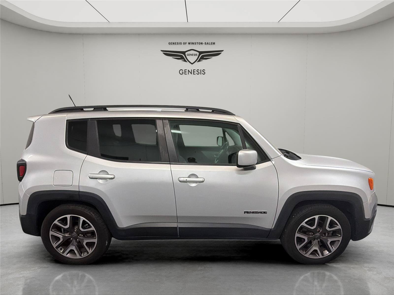 Used 2017 Jeep Renegade Latitude w/ Popular Equipment Group FWD image 6