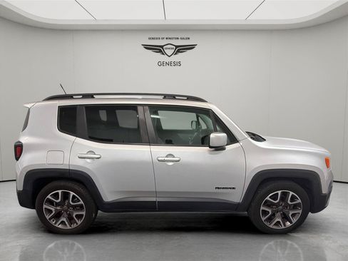 Used 2017 Jeep Renegade Latitude w/ Popular Equipment Group FWD image 6