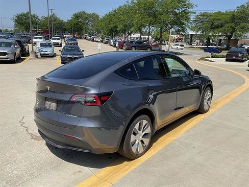 Used 2022 Tesla Model Y Long Range AWD/4WD image 3