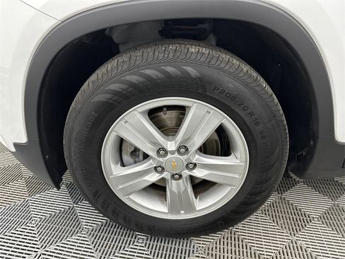 Used 2022 Chevrolet Trax LT w/ LT Convenience Package image 12