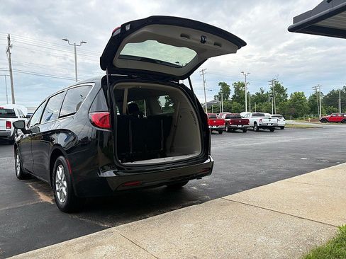 Used 2024 Chrysler Voyager LX FWD image 9