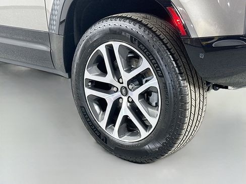 Certified 2025 Land Rover Defender 90 X-Dynamic SE image 23