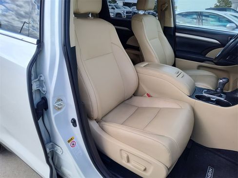 Used 2019 Toyota Highlander SE image 33