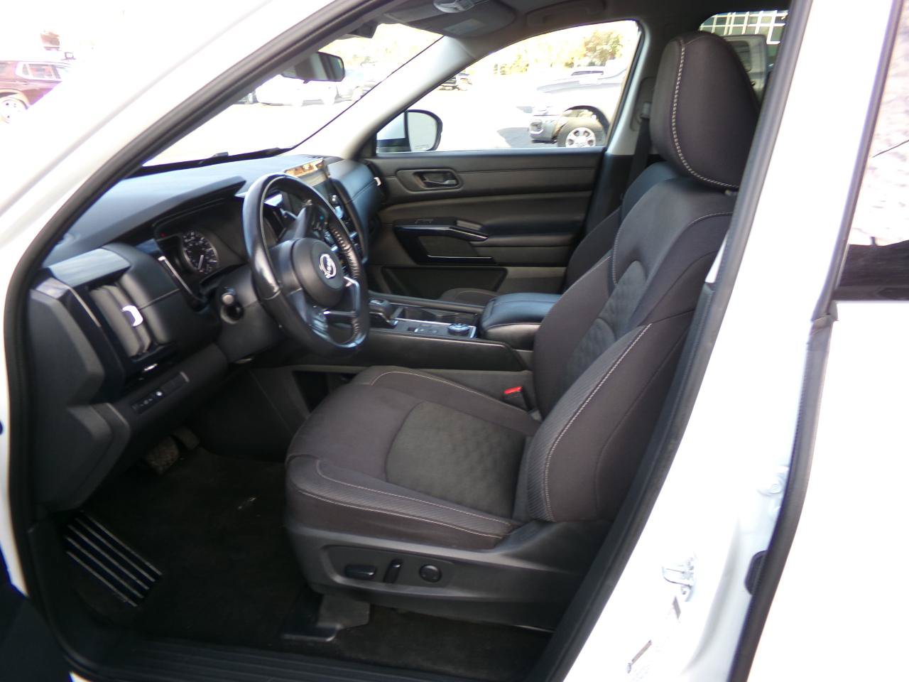 Used 2024 Nissan Pathfinder SV AWD/4WD image 12