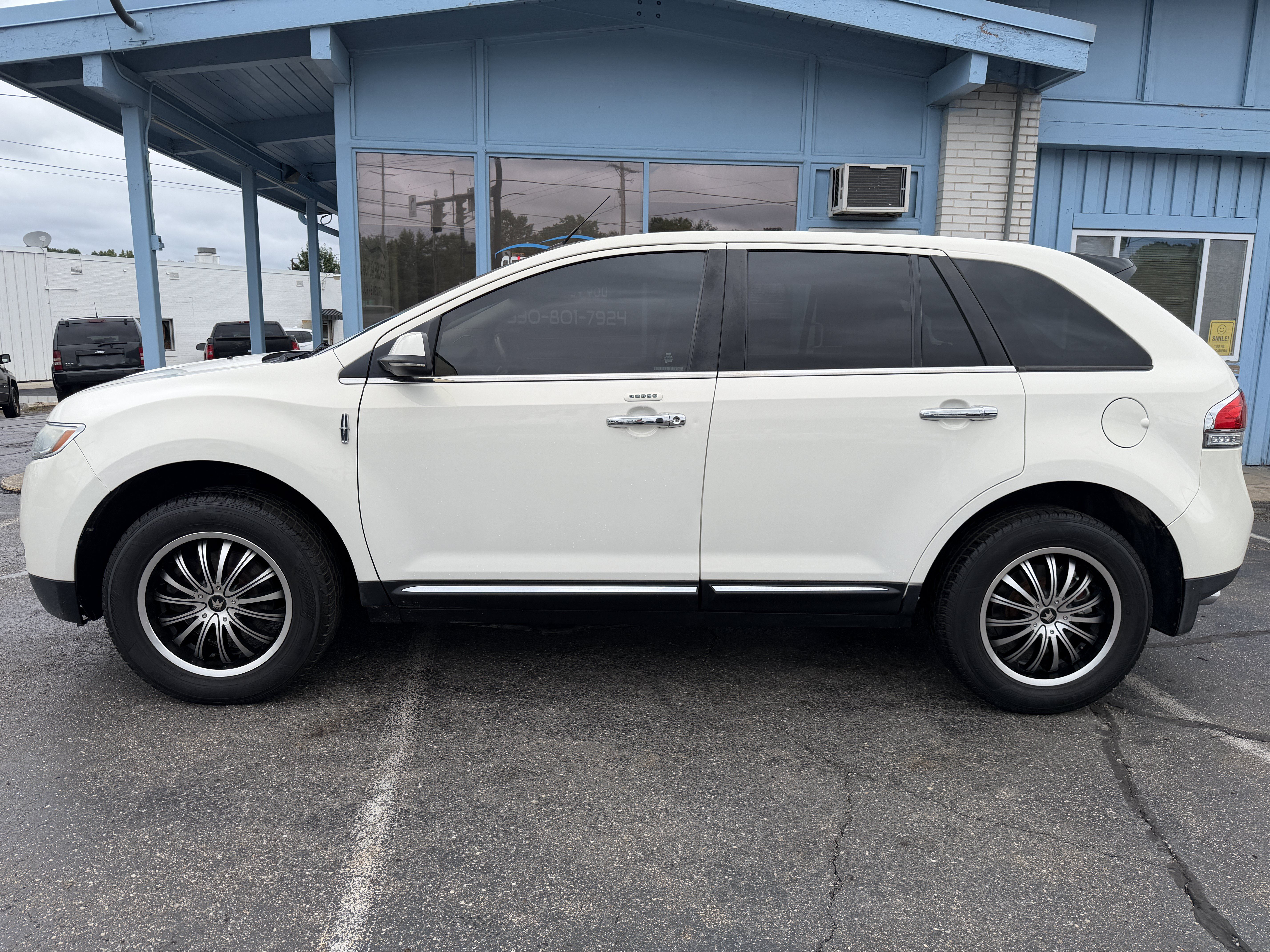 Used 2012 Lincoln MKX AWD image 2