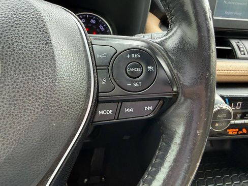 Used 2019 Toyota RAV4 XLE Premium FWD image 27