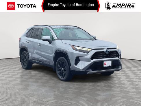 Used 2023 Toyota RAV4 SE image 1