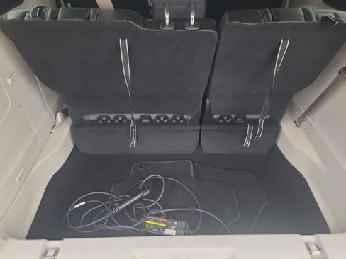 Used 2023 Chrysler Pacifica Touring-L w/ Uconnect Theater Family Group FWD image 8
