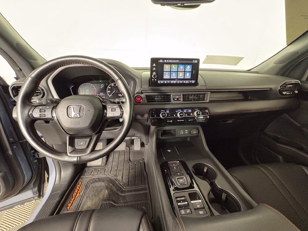 Used 2025 Honda Pilot TrailSport image 6