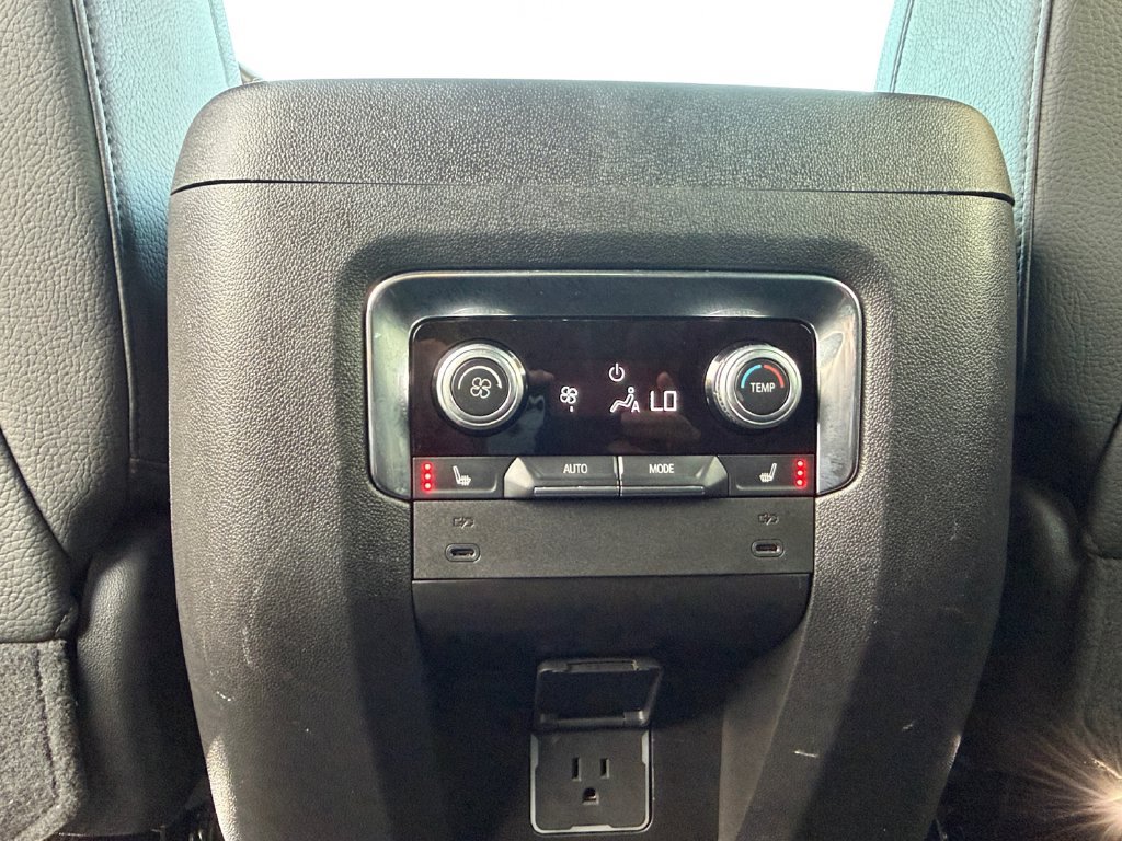 Used 2025 GMC Yukon XL Denali AWD/4WD image 17