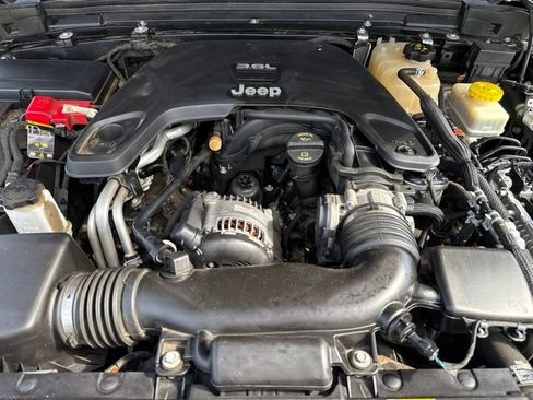 Used 2019 Jeep Wrangler Unlimited Sahara AWD/4WD image 30