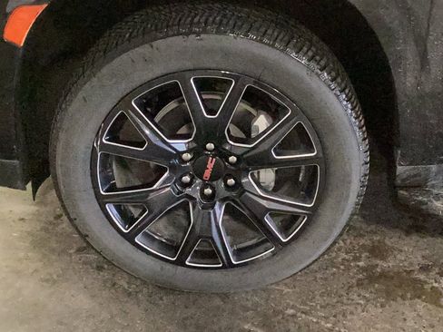 Used 2024 GMC Yukon XL SLT w/ SLT Luxury Package image 20