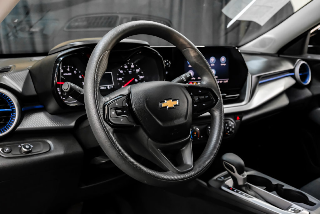 Used 2025 Chevrolet Trax LS w/ LS Convenience Package FWD image 17