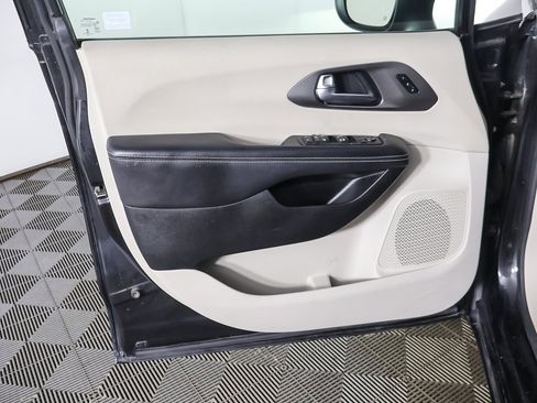 Used 2023 Chrysler Pacifica Touring-L image 23