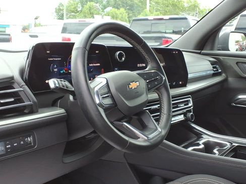 Used 2024 Chevrolet Traverse LT AWD/4WD image 19