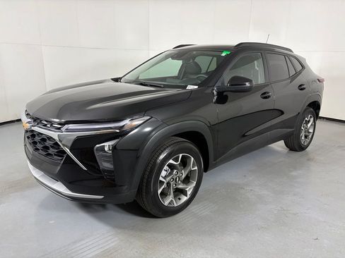 Used 2025 Chevrolet Trax LT FWD image 4