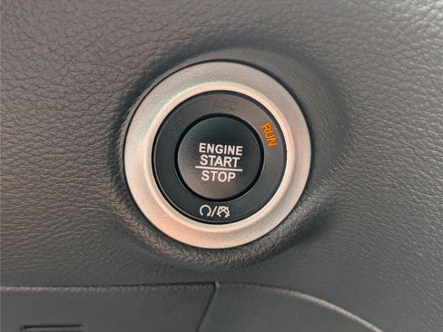 Used 2024 Chrysler Pacifica Limited FWD image 26