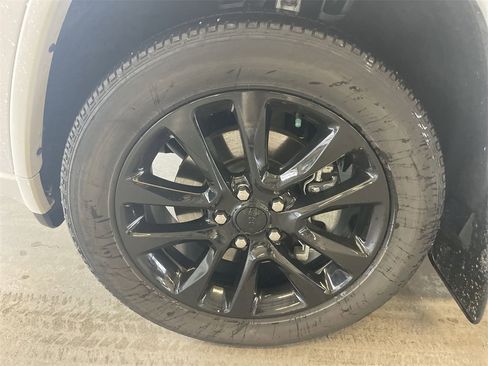 Used 2022 Jeep Grand Cherokee Laredo X image 16