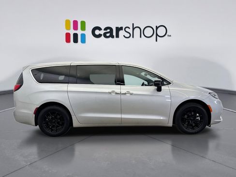Used 2026 Chrysler Pacifica Select image 6