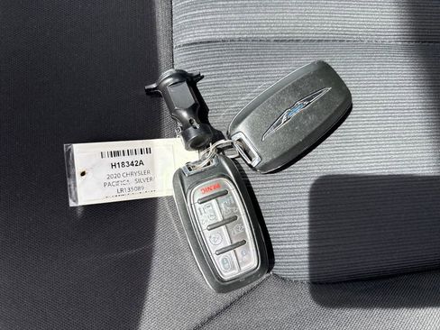 Used 2020 Chrysler Pacifica Touring FWD image 28