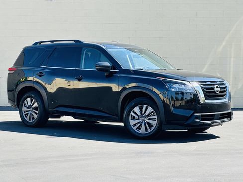 Used 2025 Nissan Pathfinder SV AWD/4WD image 2
