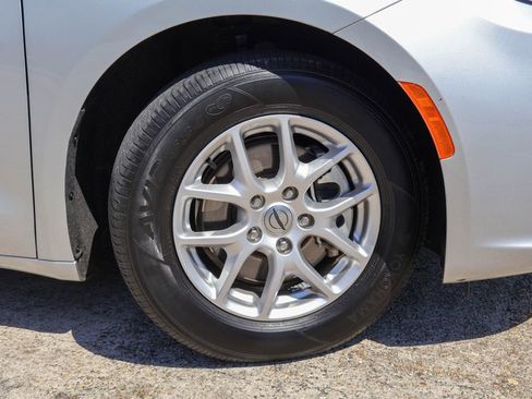 Used 2024 Chrysler Pacifica Touring-L image 28