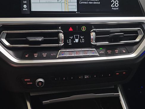Used 2020 BMW 330i Sedan w/ M Sport Package RWD image 25