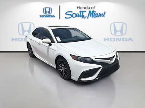Used 2022 Toyota Camry SE w/ Convenience Package FWD image 1