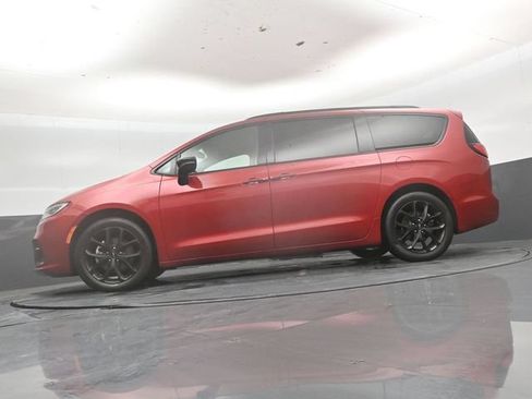 Used 2025 Chrysler Pacifica Limited FWD image 45