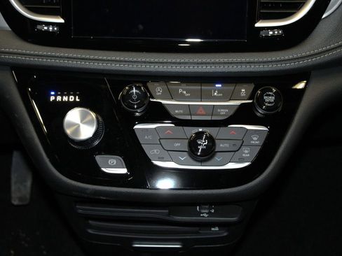 New 2026 Chrysler Pacifica Select image 17