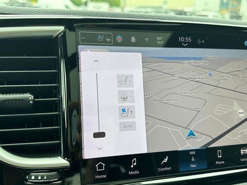 Used 2023 Chrysler Pacifica Limited w/ Uconnect Theater Family Group image 28