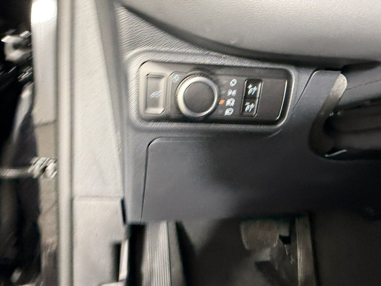 Used 2025 Ford Explorer Active AWD/4WD image 24