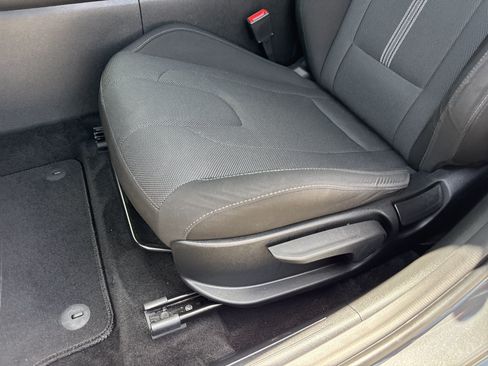 Certified 2025 Hyundai Elantra SE FWD image 12