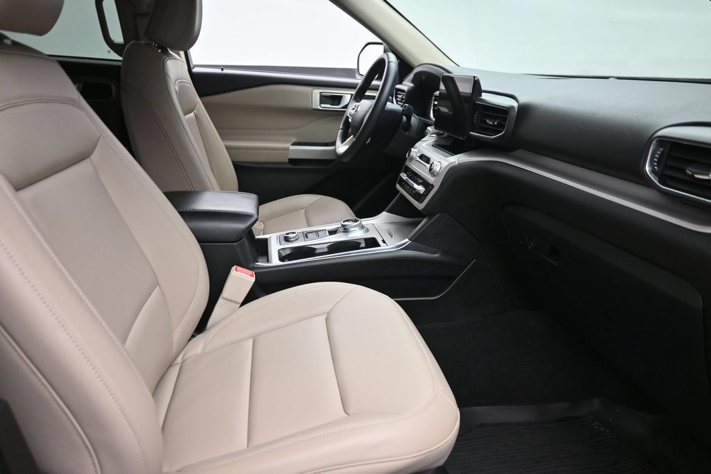 Used 2023 Ford Explorer XLT w/ Equipment Group 202A AWD/4WD image 9
