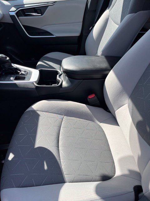 Used 2022 Toyota RAV4 XLE AWD/4WD image 6