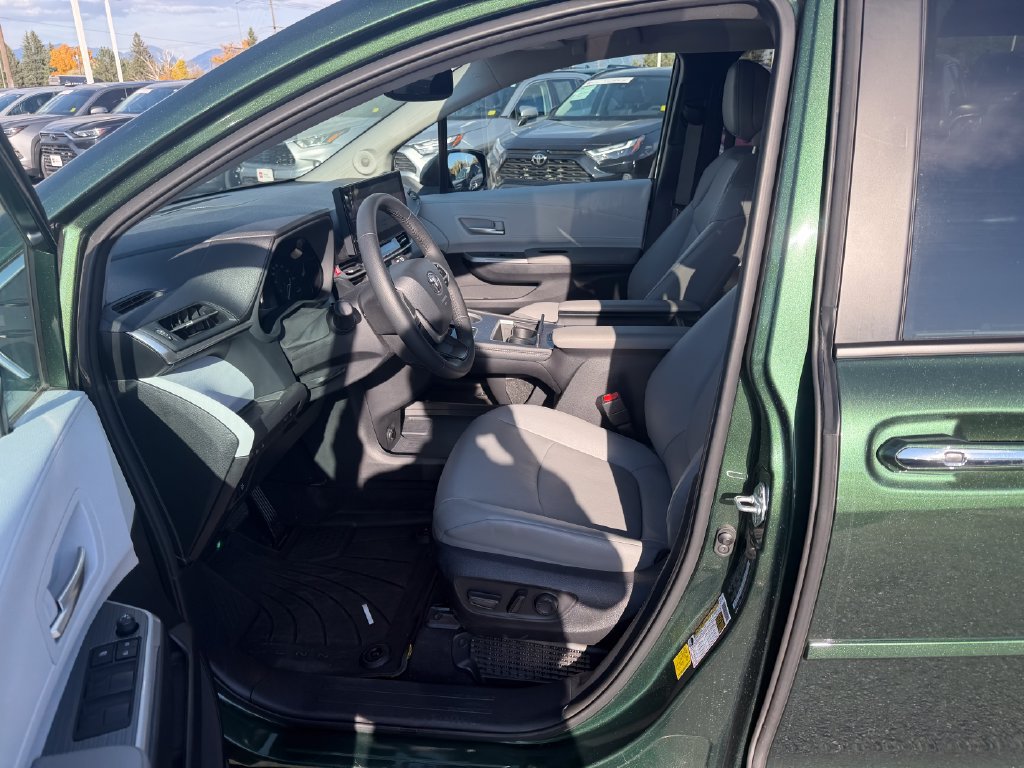 Used 2025 Toyota Sienna XLE w/ XLE Plus Package AWD/4WD image 4