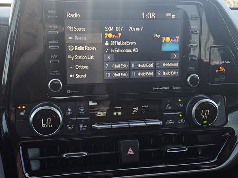 Used 2022 Toyota Highlander XLE image 16