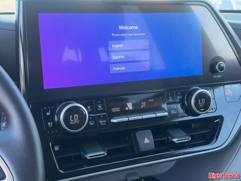 Used 2024 Toyota Highlander Platinum image 25