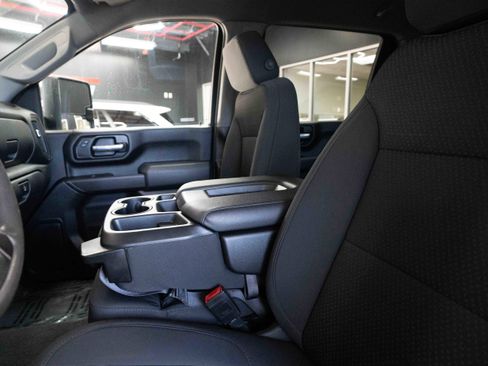 Used 2021 Chevrolet Silverado 2500 Custom w/ Custom Value Package image 10