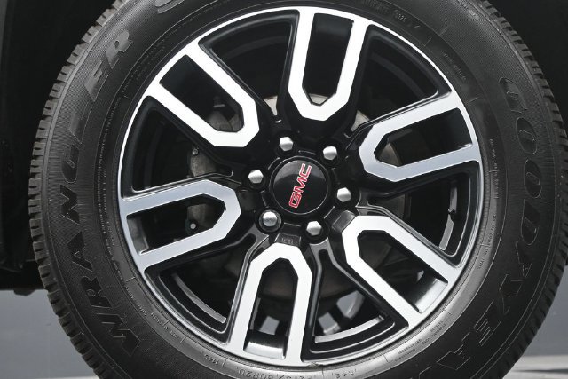 Used 2024 GMC Sierra 1500 AT4 w/ Technology Package AWD/4WD image 9
