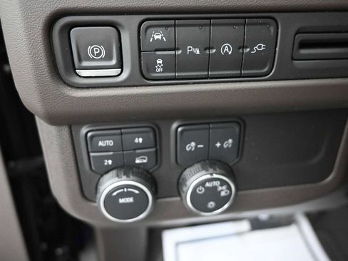 Used 2022 Chevrolet Suburban LS AWD/4WD image 17