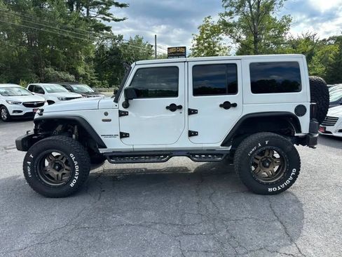 Used 2017 Jeep Wrangler Unlimited Sahara AWD/4WD image 5