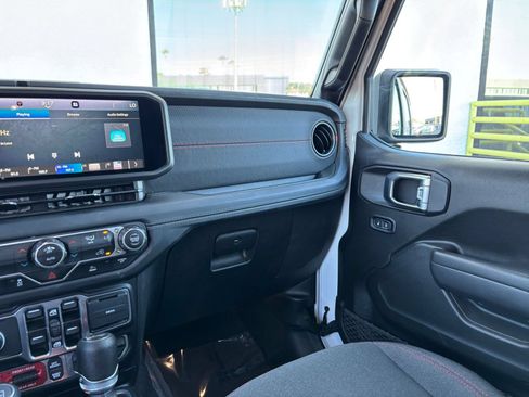 Used 2025 Jeep Wrangler Unlimited Rubicon AWD/4WD image 29